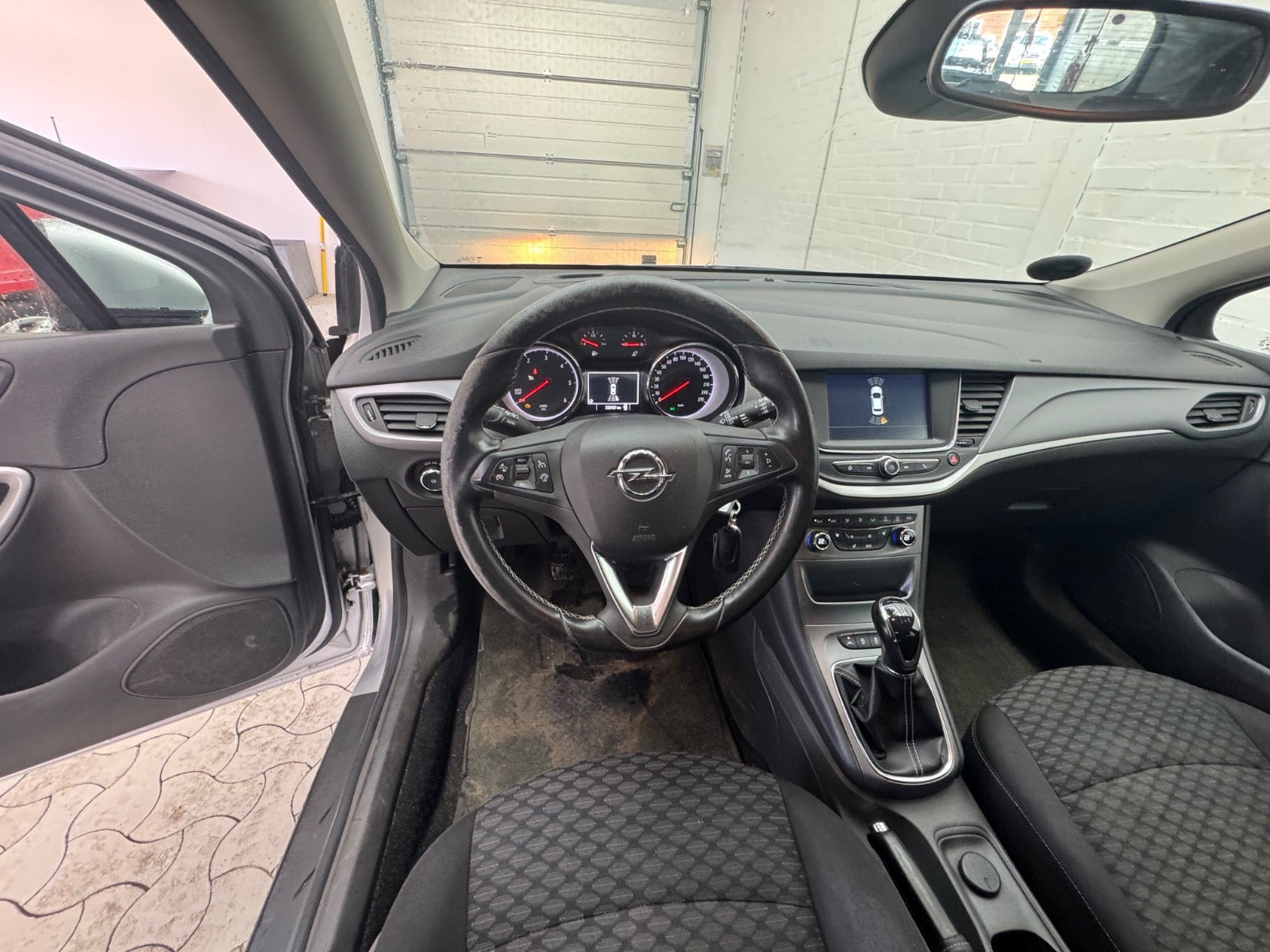 Sølv Opel Astra fra 2017