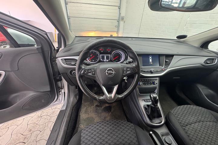 Sølv Opel Astra fra 2017