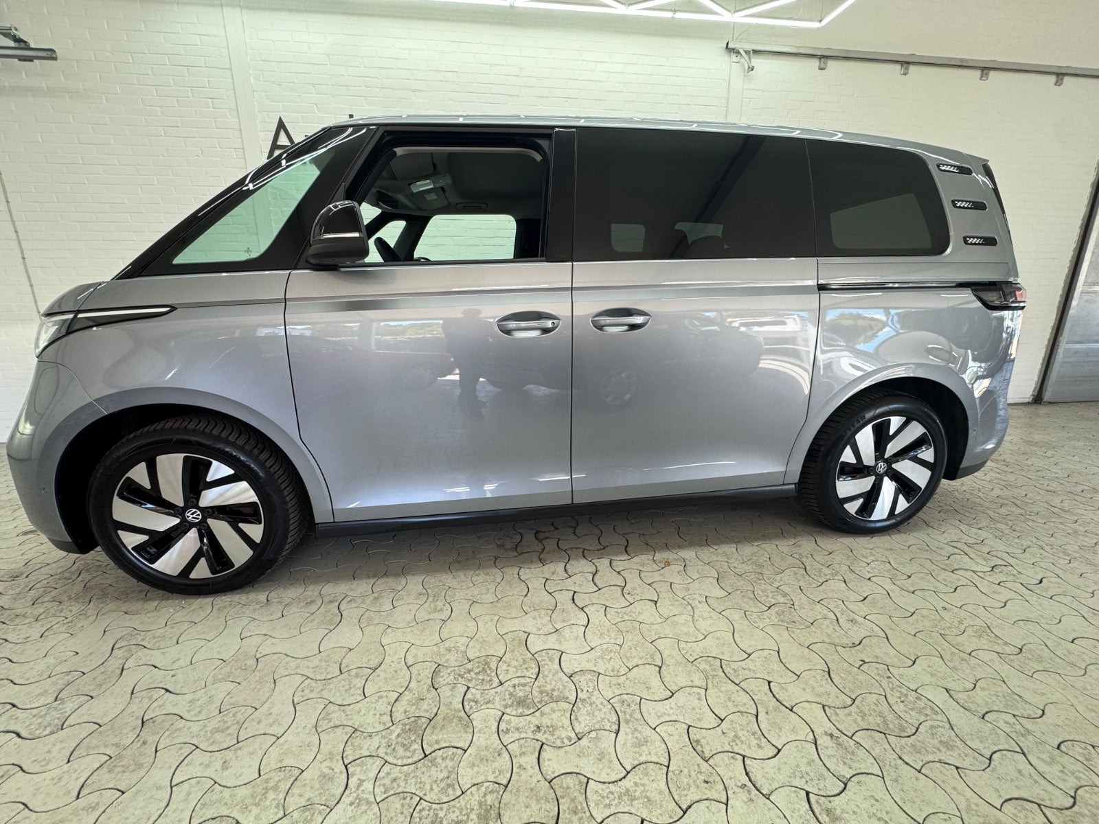 Grå VW ID.Buzz fra 2023