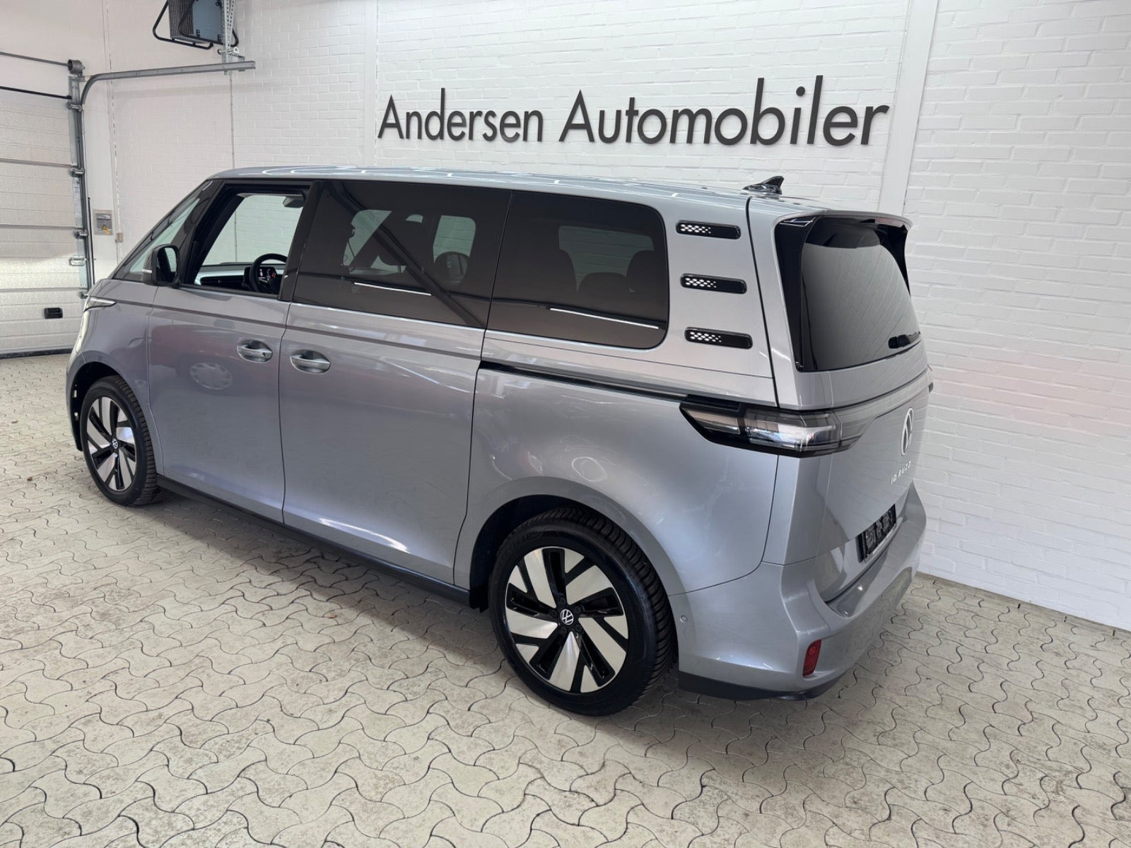 Grå VW ID.Buzz fra 2023