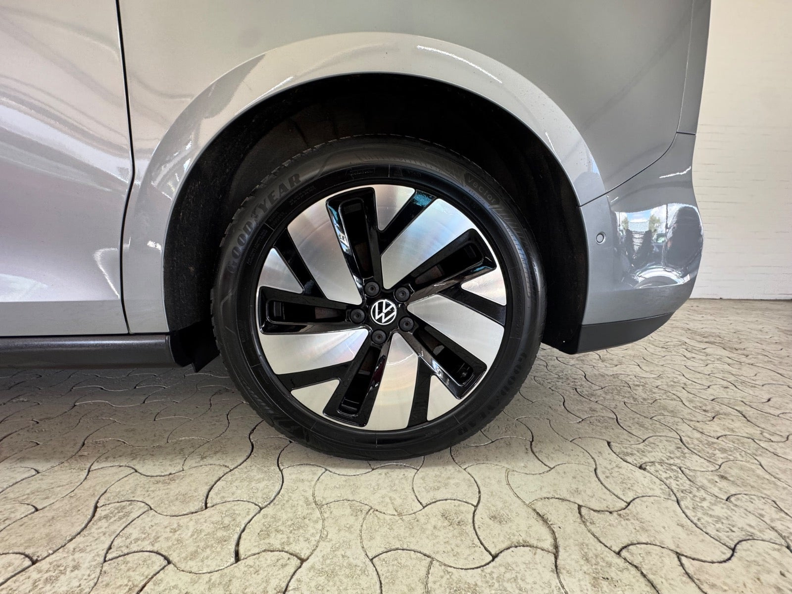 Grå VW ID.Buzz fra 2023