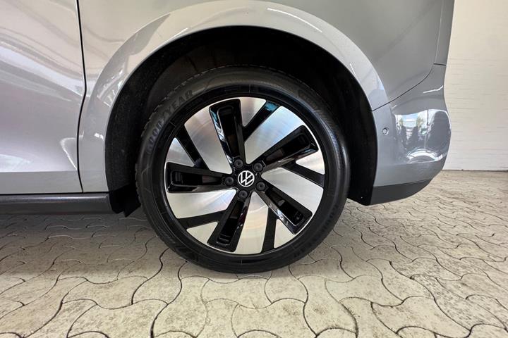 Grå VW ID.Buzz fra 2023