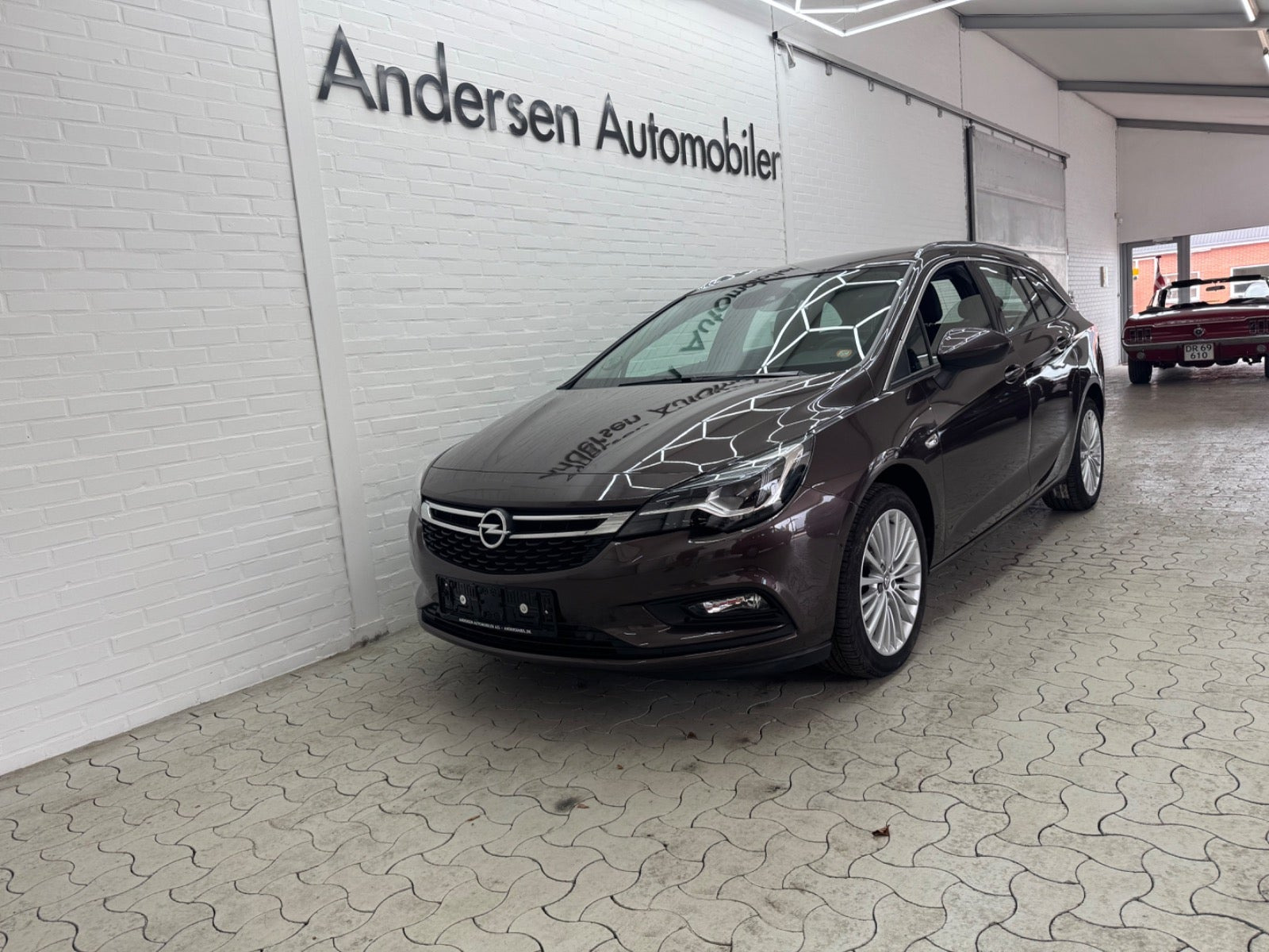 Brun Opel Astra fra 2017
