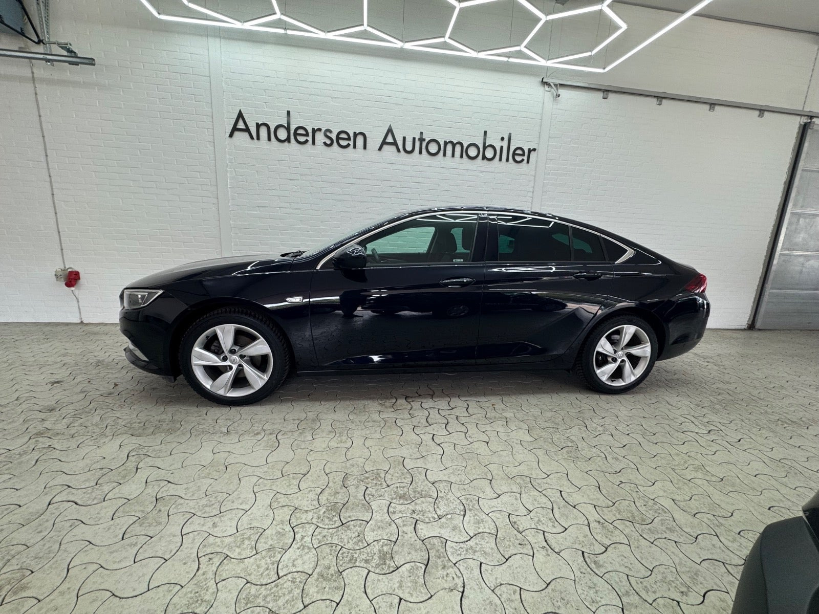 Blå Opel Insignia fra 2018