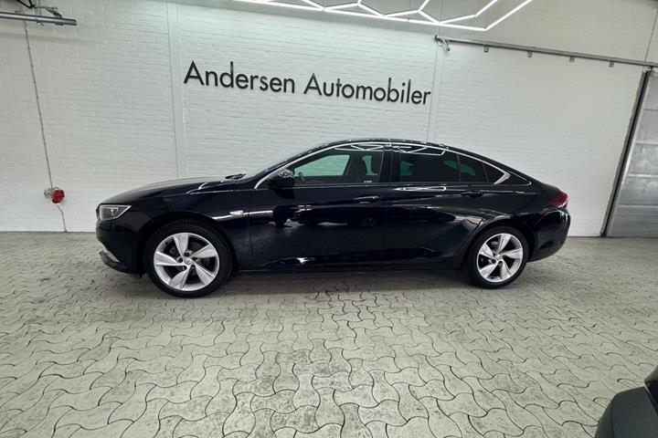 Blå Opel Insignia fra 2018