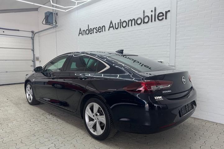 Blå Opel Insignia fra 2018