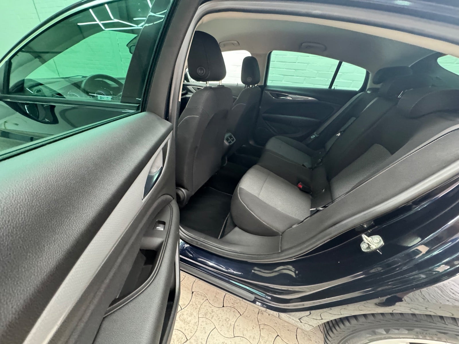 Blå Opel Insignia fra 2018