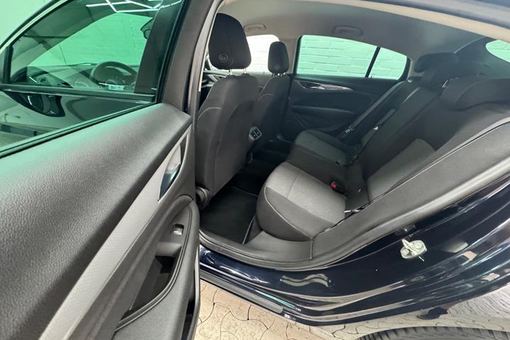 Blå Opel Insignia fra 2018
