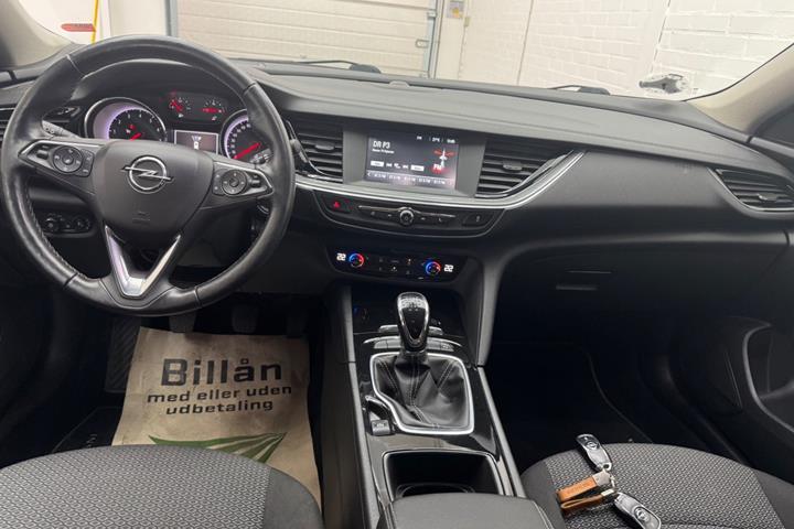 Blå Opel Insignia fra 2018