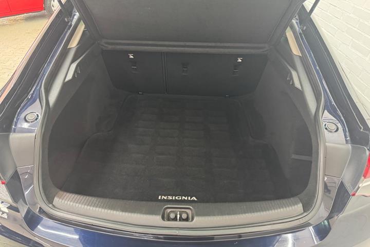 Blå Opel Insignia fra 2018