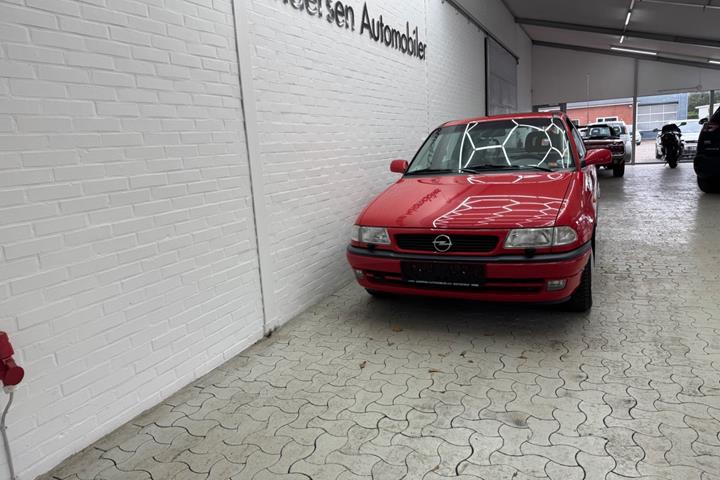 Rød Opel Astra fra 1997