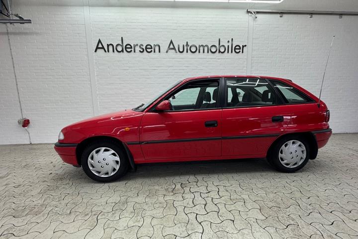 Rød Opel Astra fra 1997