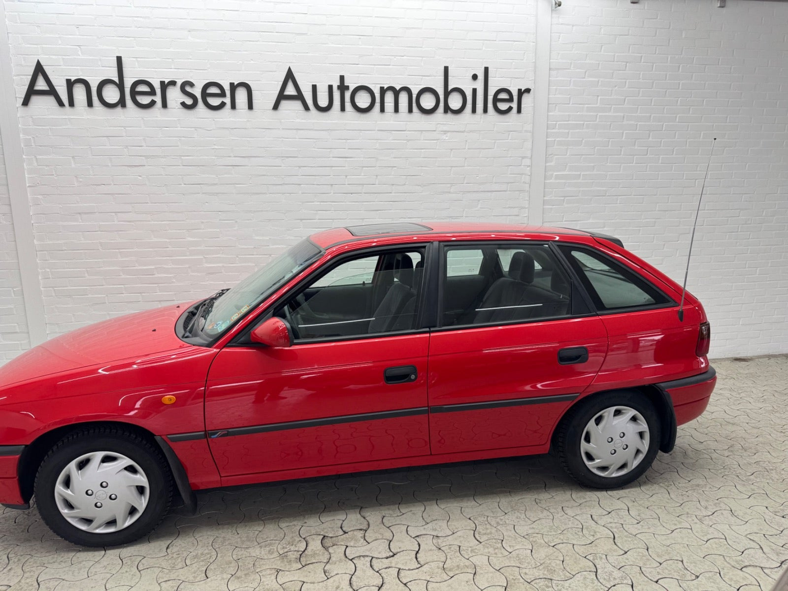 Rød Opel Astra fra 1997
