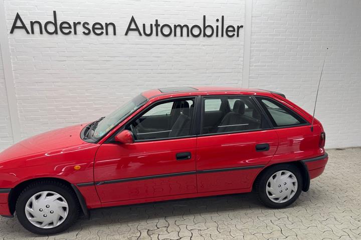 Rød Opel Astra fra 1997