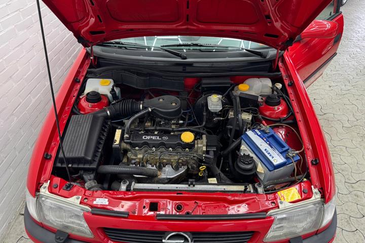Rød Opel Astra fra 1997