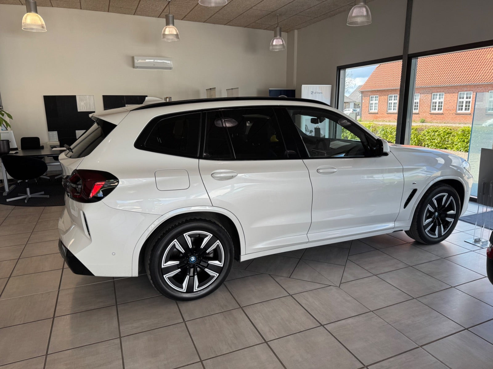 Hvid BMW iX3 fra 2023