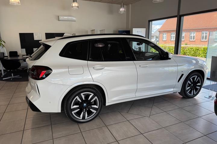Hvid BMW iX3 fra 2023