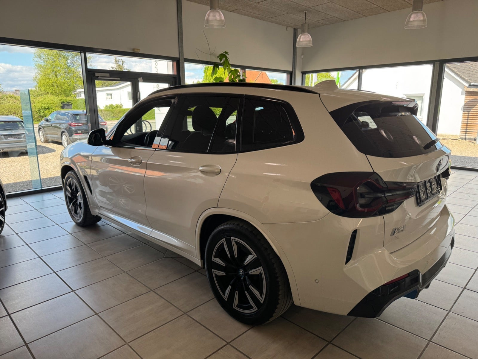Hvid BMW iX3 fra 2023