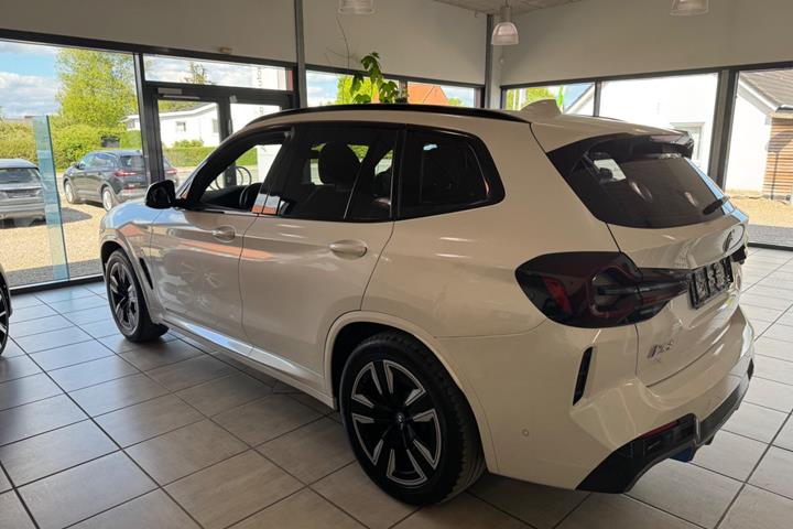Hvid BMW iX3 fra 2023