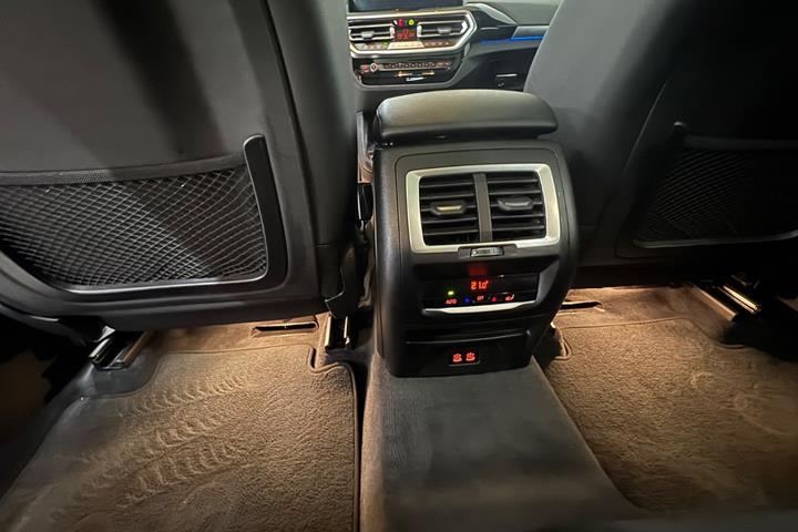 Hvid BMW iX3 fra 2023