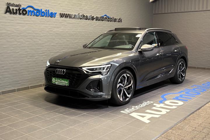 Grå Audi Q8 e-tron fra 2024 set udefra