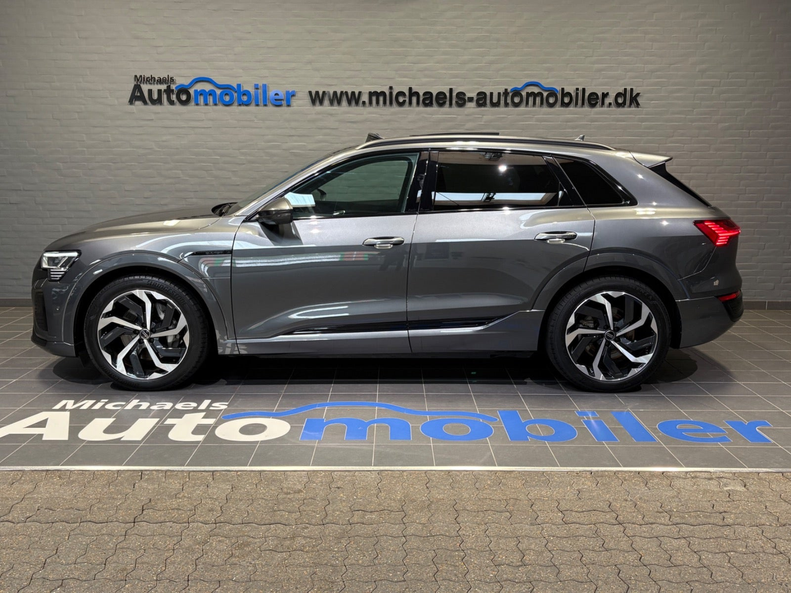 Grå Audi Q8 e-tron fra 2024