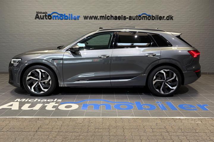 Grå Audi Q8 e-tron fra 2024