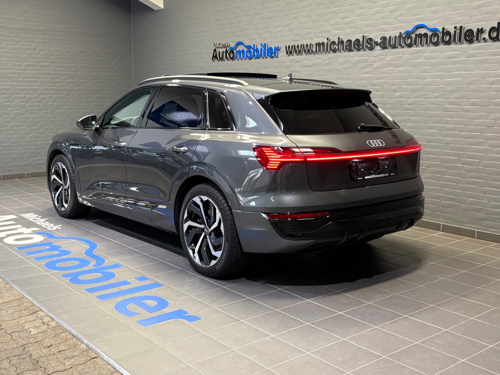 Grå Audi Q8 e-tron fra 2024