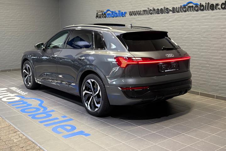 Grå Audi Q8 e-tron fra 2024