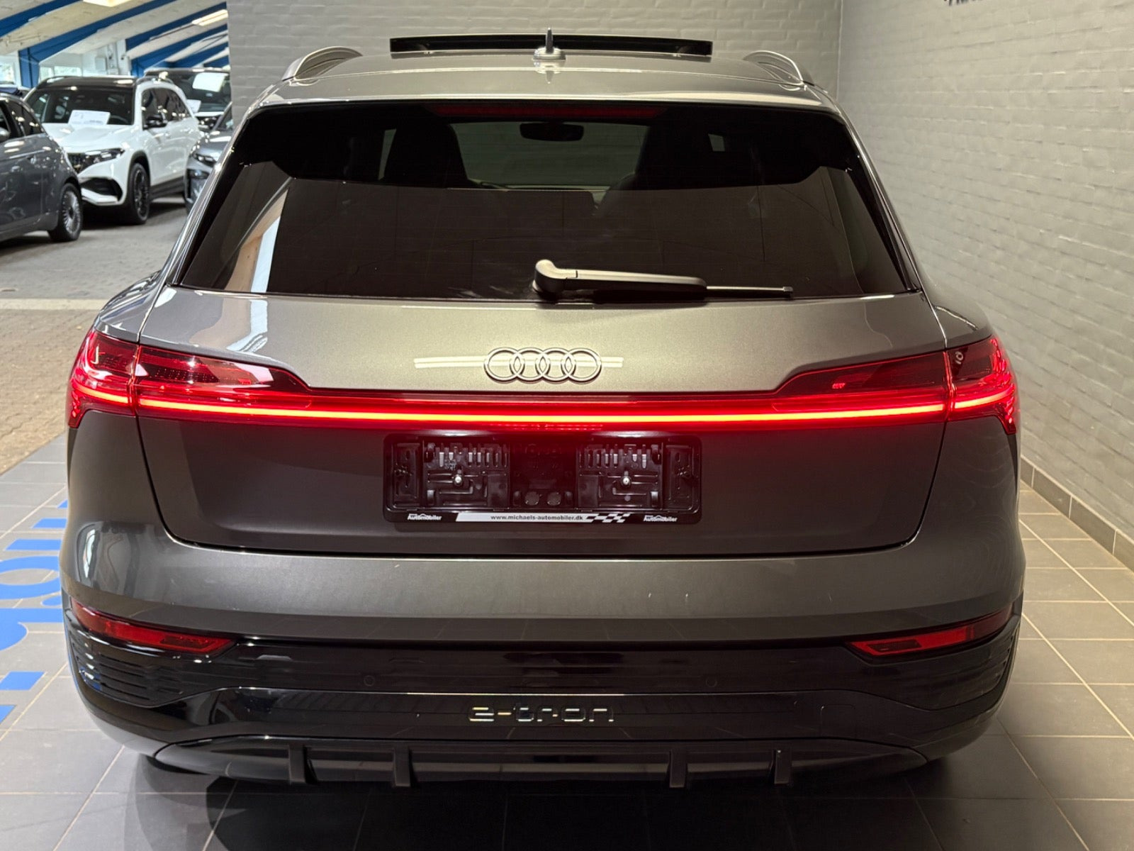 Grå Audi Q8 e-tron fra 2024