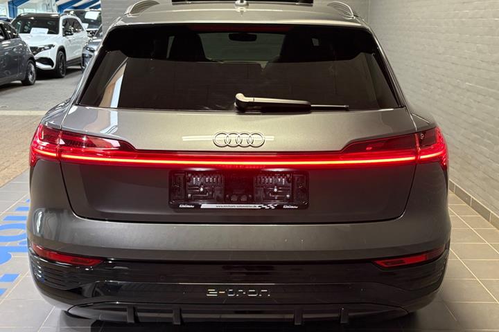 Grå Audi Q8 e-tron fra 2024