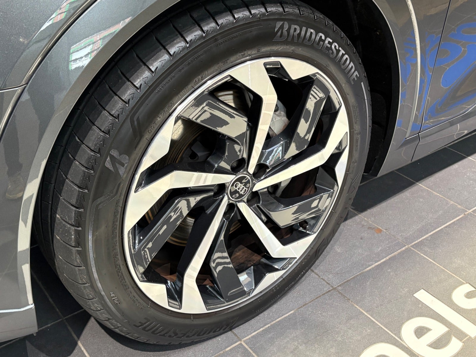 Grå Audi Q8 e-tron fra 2024