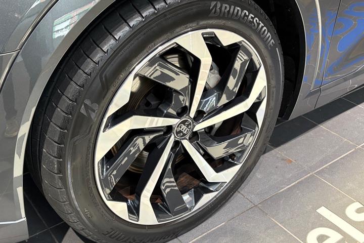 Grå Audi Q8 e-tron fra 2024