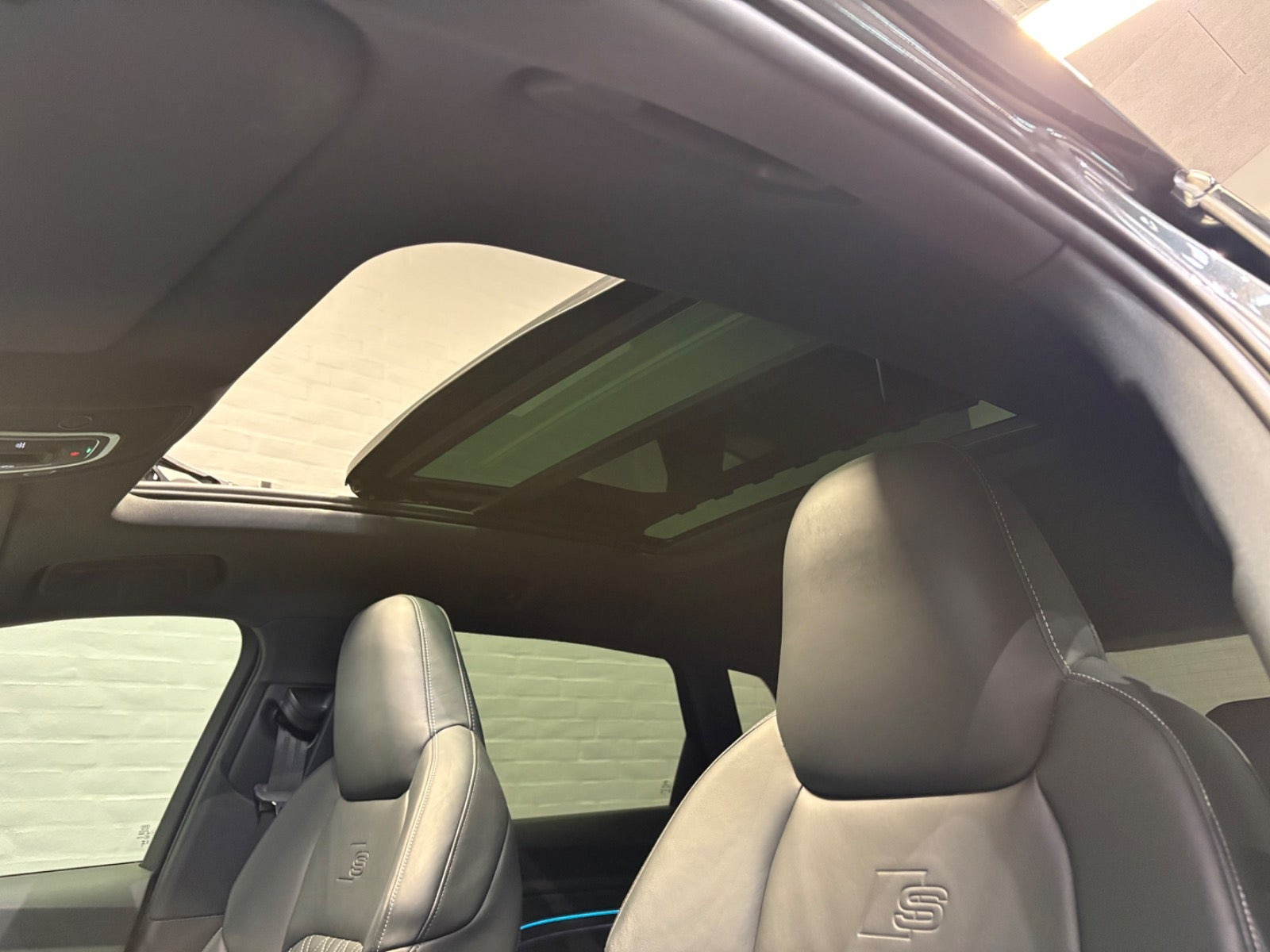 Grå Audi Q8 e-tron fra 2024