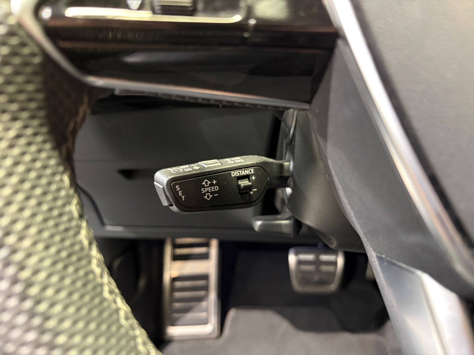 Grå Audi Q8 e-tron fra 2024