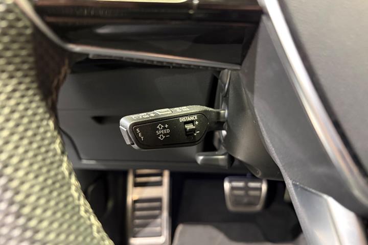 Grå Audi Q8 e-tron fra 2024