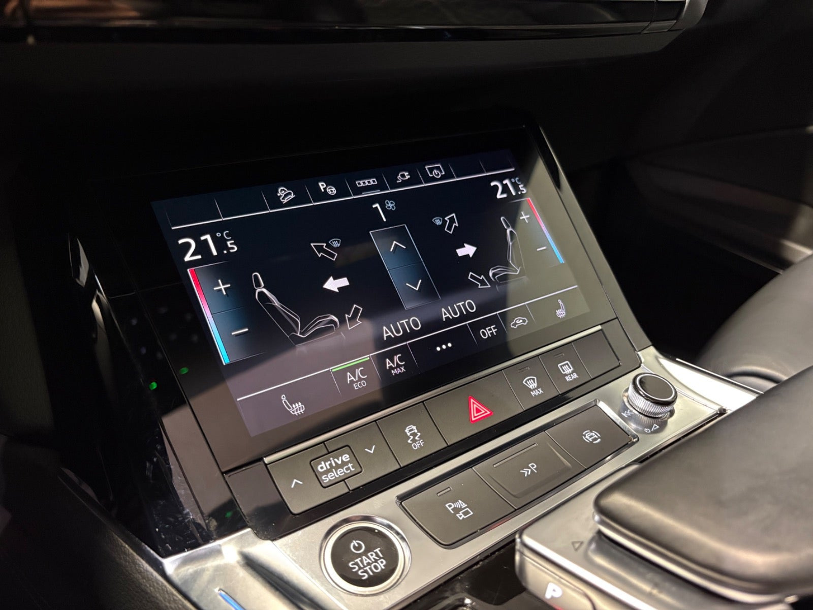 Grå Audi Q8 e-tron fra 2024