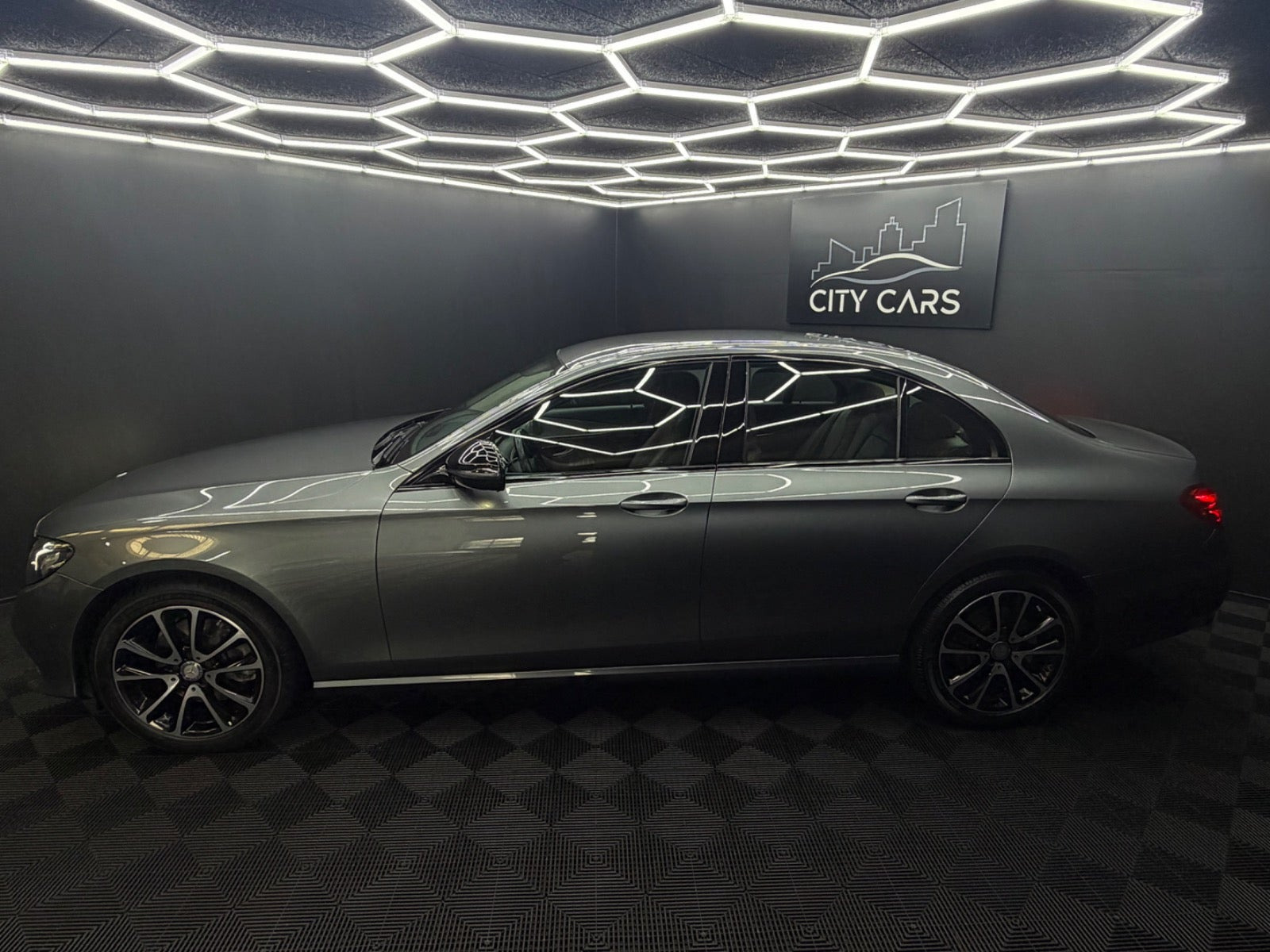 Grå Mercedes E220 d fra 2017