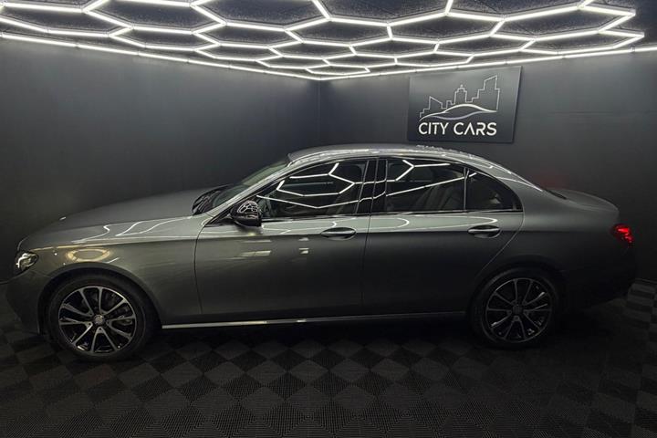 Grå Mercedes E220 d fra 2017