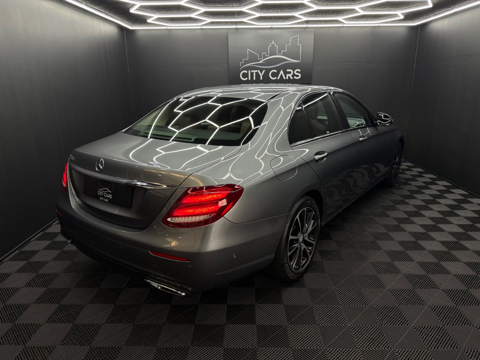 Grå Mercedes E220 d fra 2017