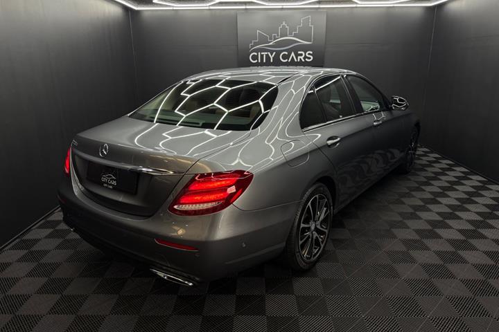 Grå Mercedes E220 d fra 2017