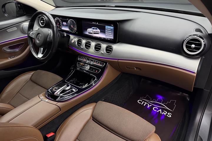 Grå Mercedes E220 d fra 2017