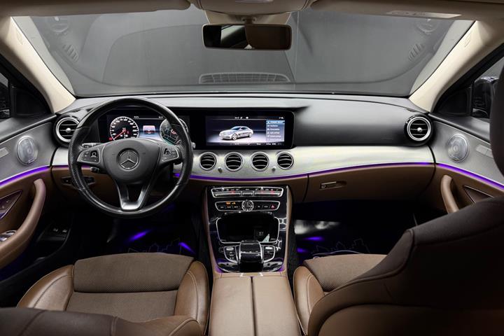 Grå Mercedes E220 d fra 2017