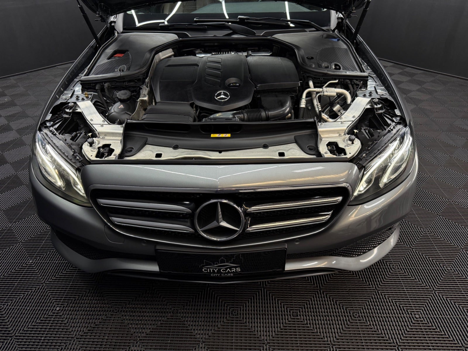 Grå Mercedes E220 d fra 2017