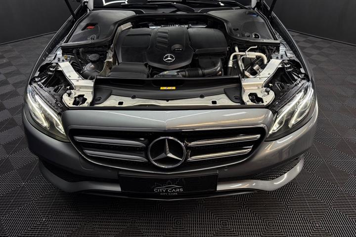 Grå Mercedes E220 d fra 2017