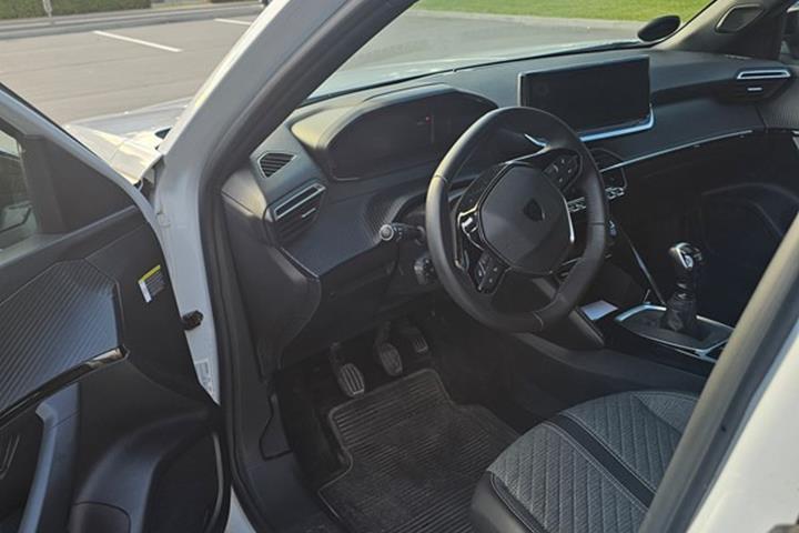 undefined Peugeot 2008 fra 2024