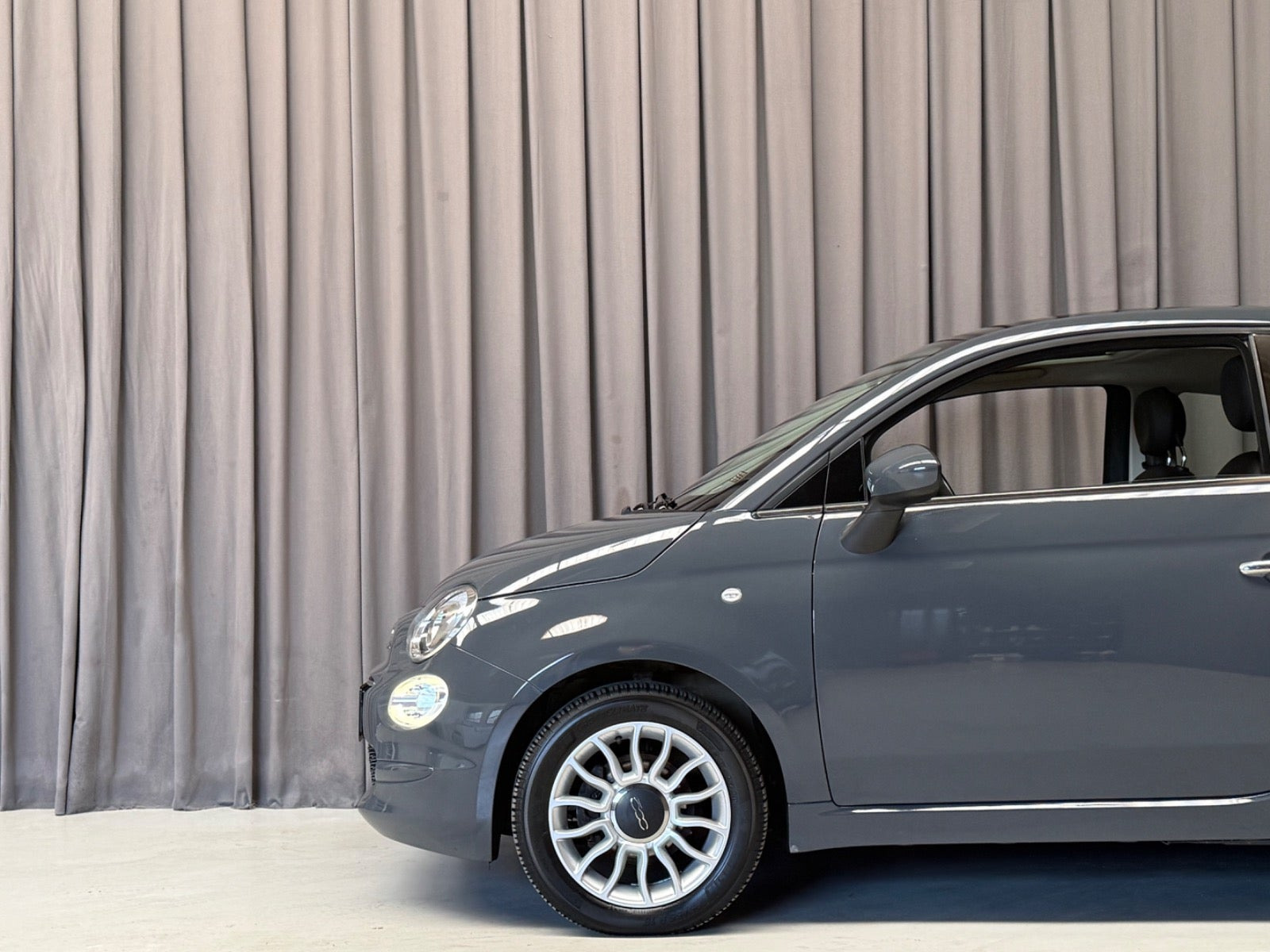 Grå Fiat 500 fra 2018