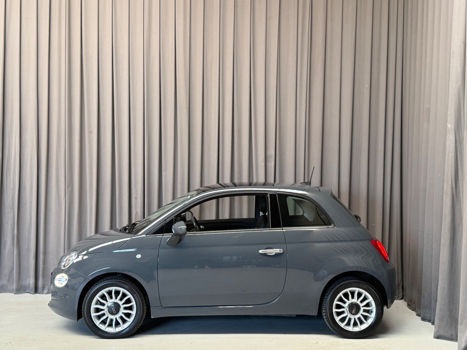 Grå Fiat 500 fra 2018