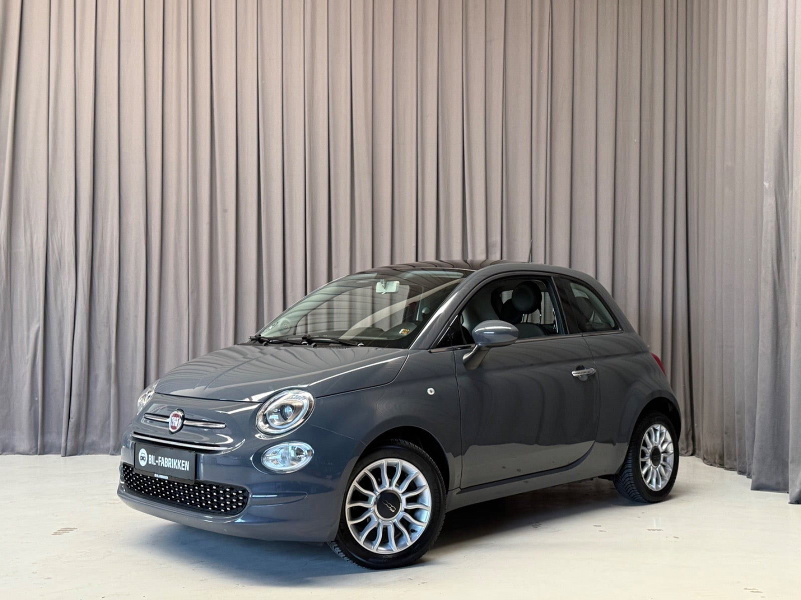 Grå Fiat 500 fra 2018