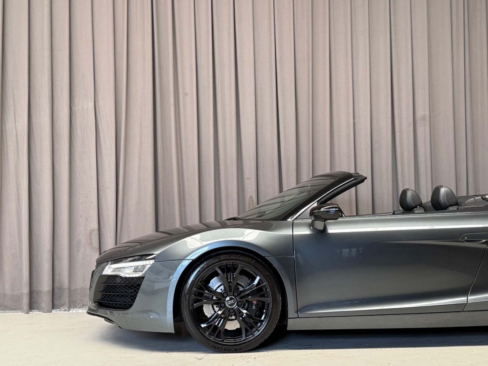 Grå Audi R8 fra 2013